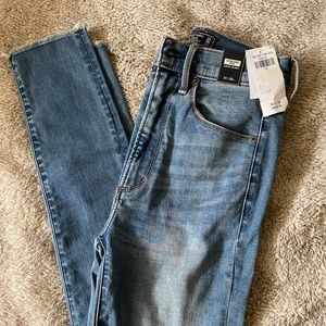 Brand new ,Abercrombie & Fitch ultra high rise super skinny size 24/00 R